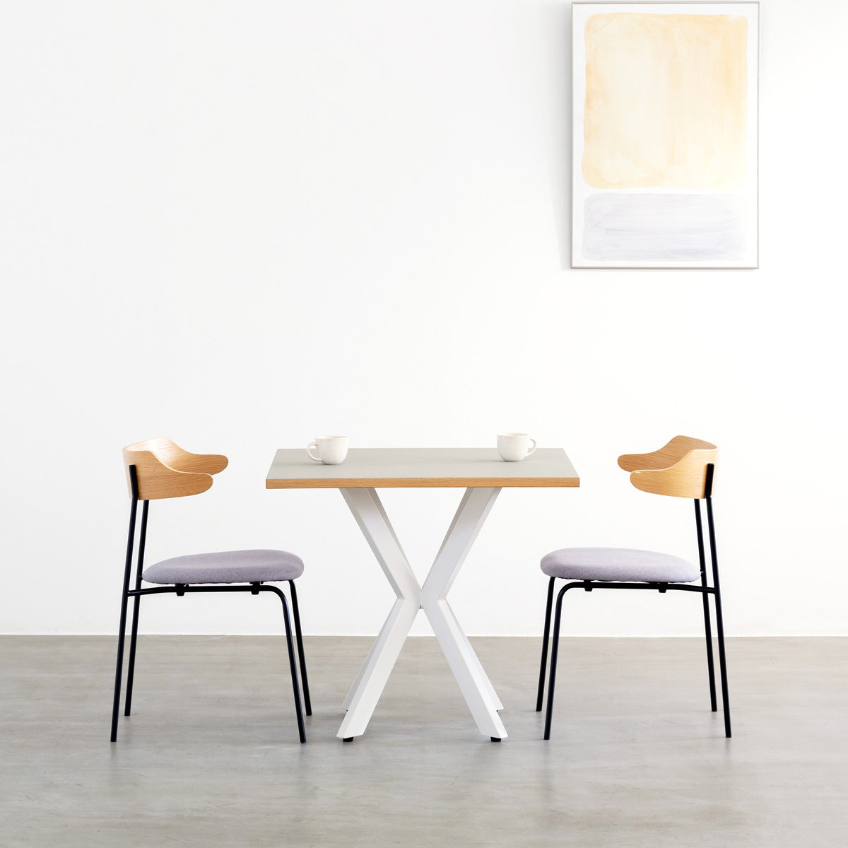 KanademonoリノリウムPebbleのスクエア天板とデザイン性の高いXラインのホワイト脚を組み合わせたカフェテーブル（使用例）