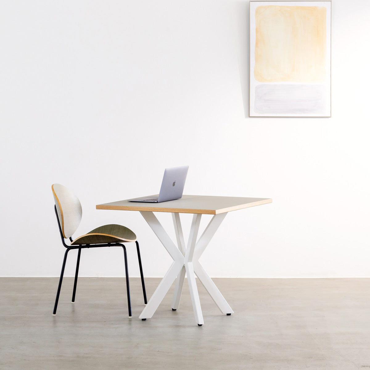 KanademonoリノリウムPebbleのスクエア天板とデザイン性の高いXラインのホワイト脚を組み合わせたカフェテーブル（使用例2）