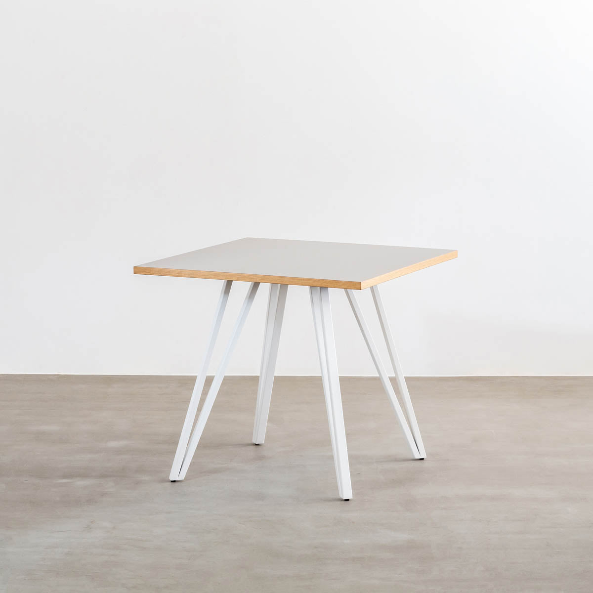 KanademonoのリノリウムPEBBLE天板とトライアングルホワイト脚4本を組み合わせたスクエア型のカフェテーブル