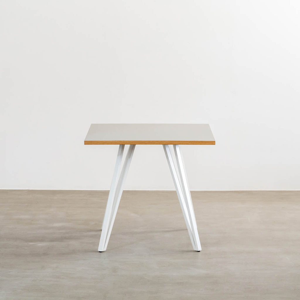 KanademonoのリノリウムPEBBLE天板とトライアングルホワイト脚4本を組み合わせたスクエア型のカフェテーブル2