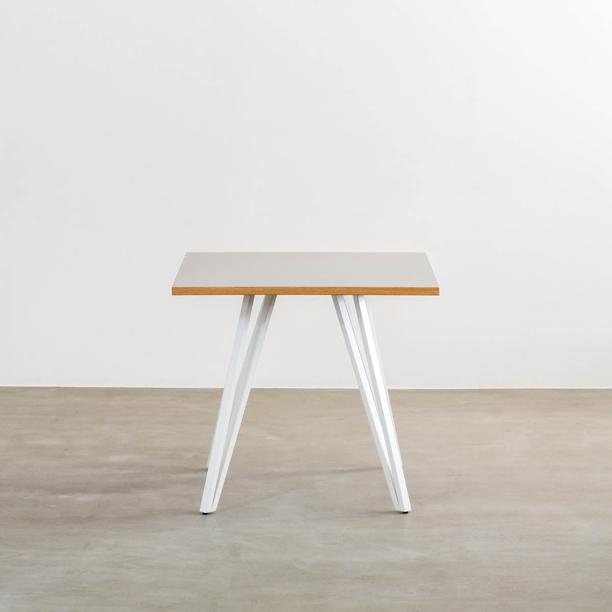 KanademonoのリノリウムPEBBLE天板とトライアングルホワイト脚4本を組み合わせたスクエア型のカフェテーブル2