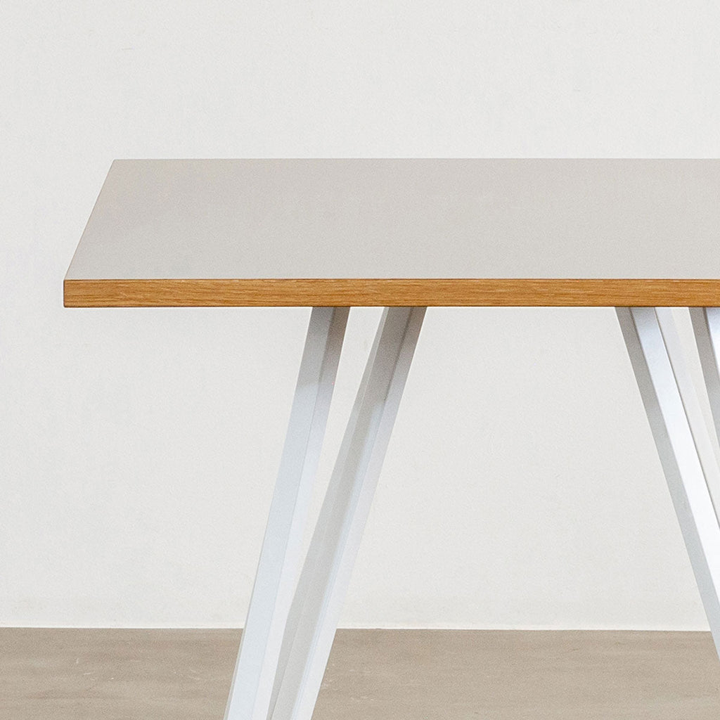 KanademonoのリノリウムPEBBLE天板とトライアングルホワイト脚4本を組み合わせたスクエア型のカフェテーブル（天板と脚）