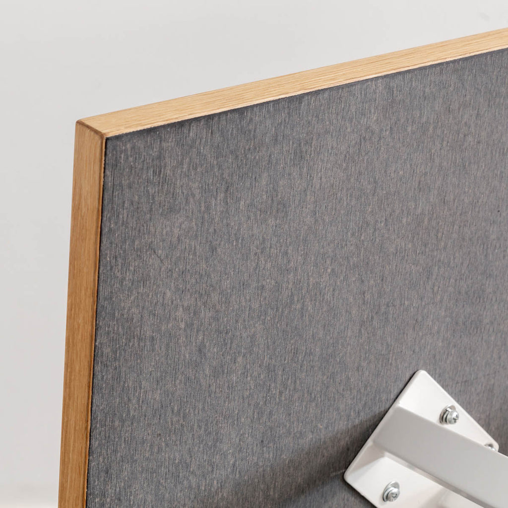 KanademonoのリノリウムPEBBLE天板とトライアングルホワイト脚4本を組み合わせたスクエア型のカフェテーブル（天板裏）