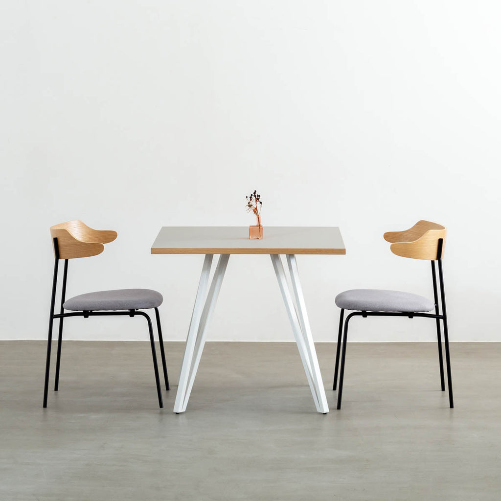 KanademonoのリノリウムPEBBLE天板とトライアングルホワイト脚4本を組み合わせたスクエア型のカフェテーブルの使用例3