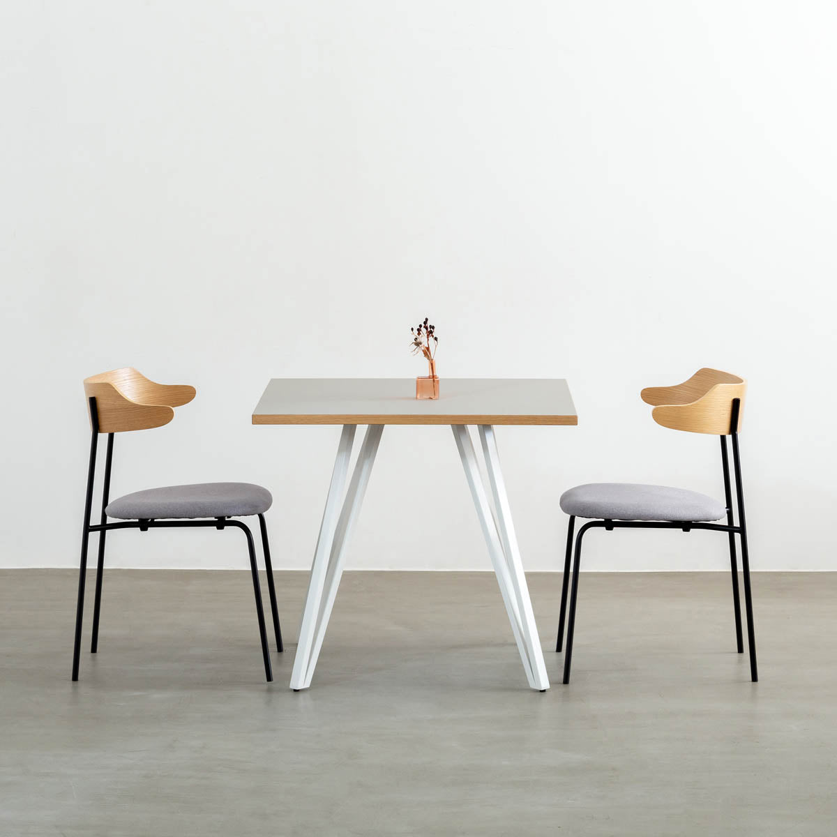 KanademonoのリノリウムPEBBLE天板とトライアングルホワイト脚4本を組み合わせたスクエア型のカフェテーブルの使用例3