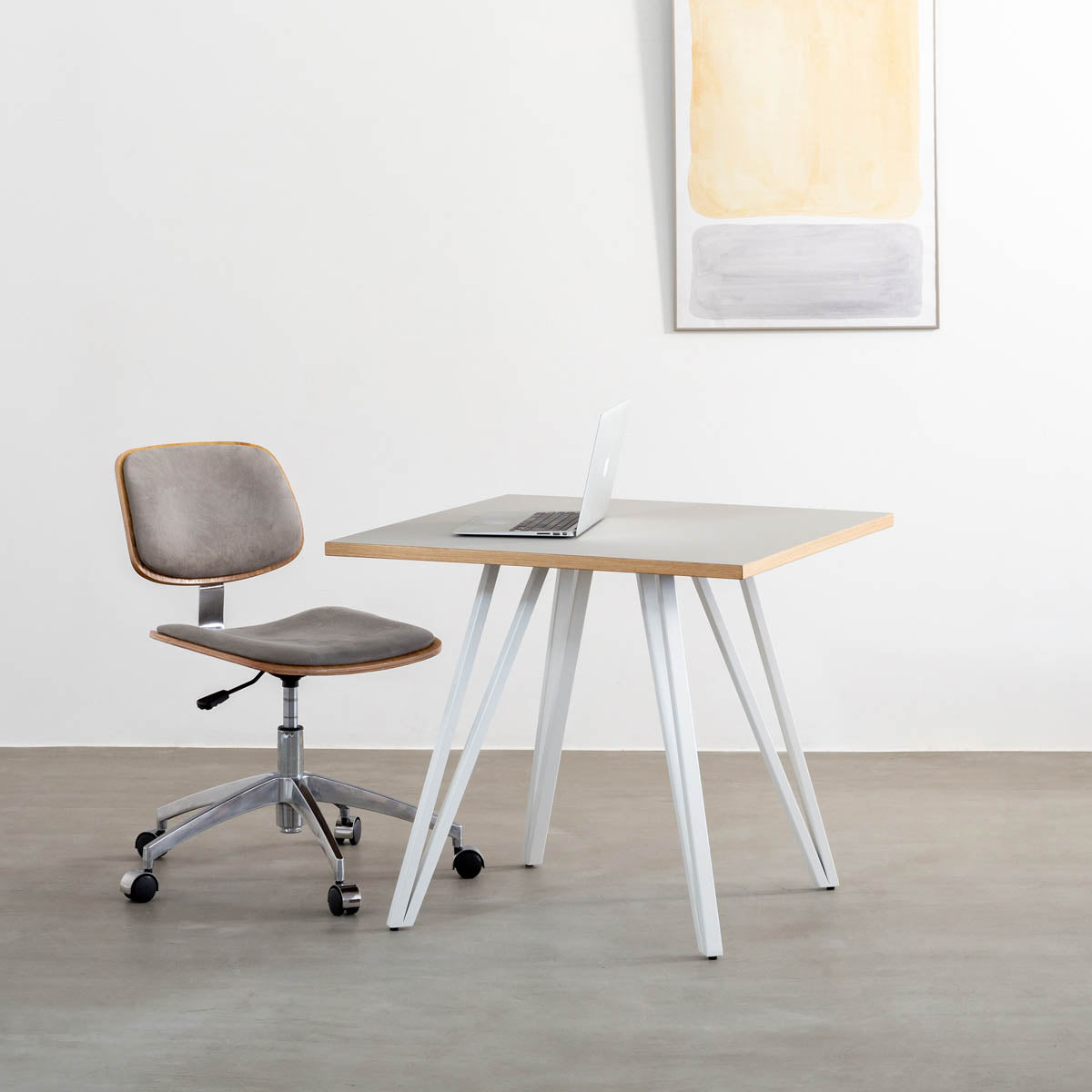 KanademonoのリノリウムPEBBLE天板とトライアングルホワイト脚4本を組み合わせたスクエア型のカフェテーブルの使用例