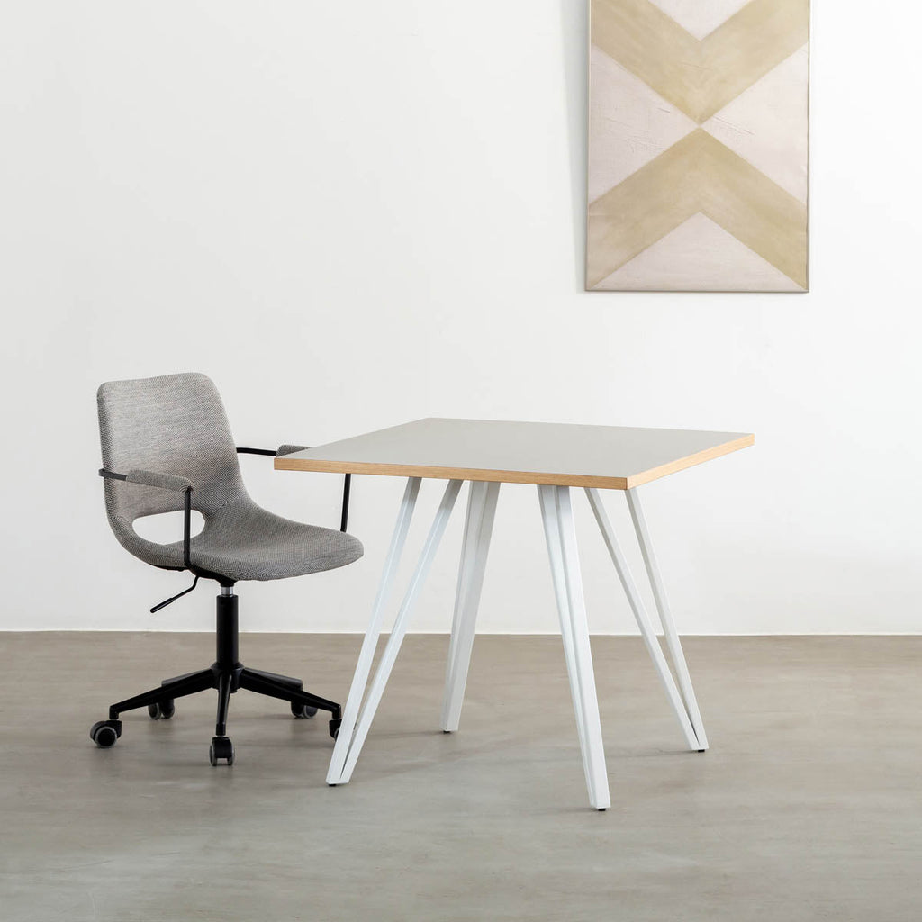 KanademonoのリノリウムPEBBLE天板とトライアングルホワイト脚4本を組み合わせたスクエア型のカフェテーブルの使用例2