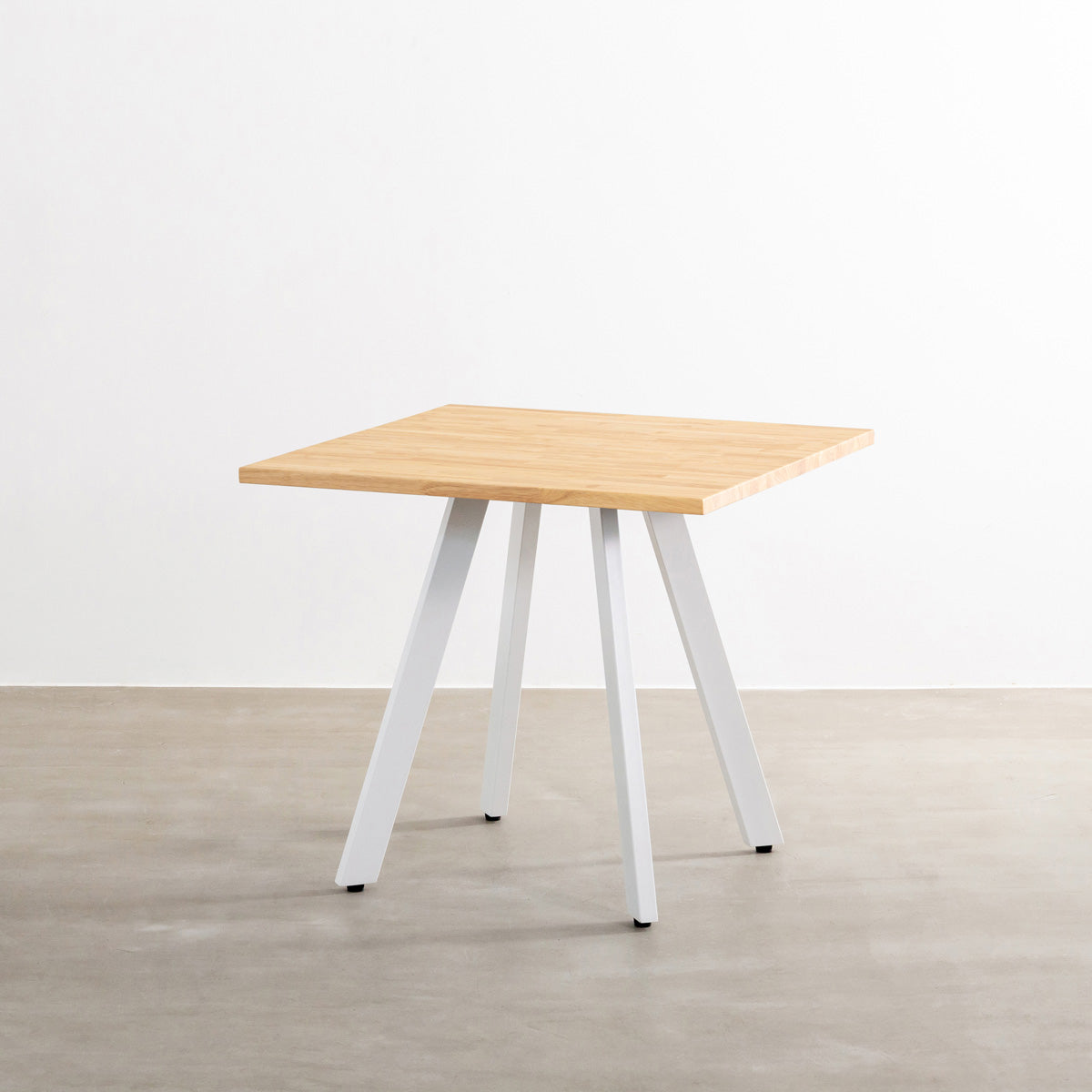 かなでもののラバーウッド材のスクエア天板Naturalとホワイトの4pinアイアン脚を組み合わせたすっきりとしたデザインのカフェテーブル
