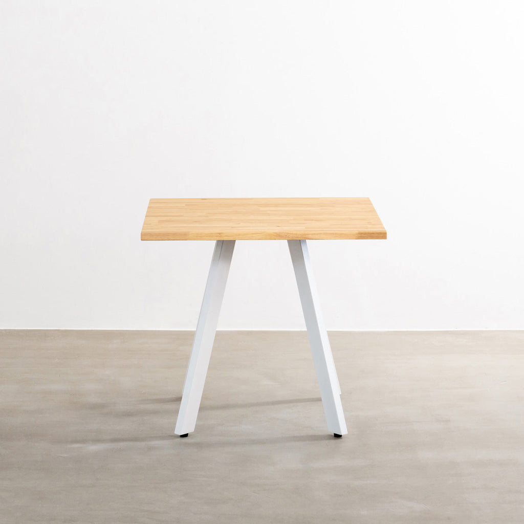 なでもののラバーウッド材のスクエア天板Naturalとホワイトの4pinアイアン脚を組み合わせたすっきりとしたデザインのカフェテーブル（正面）