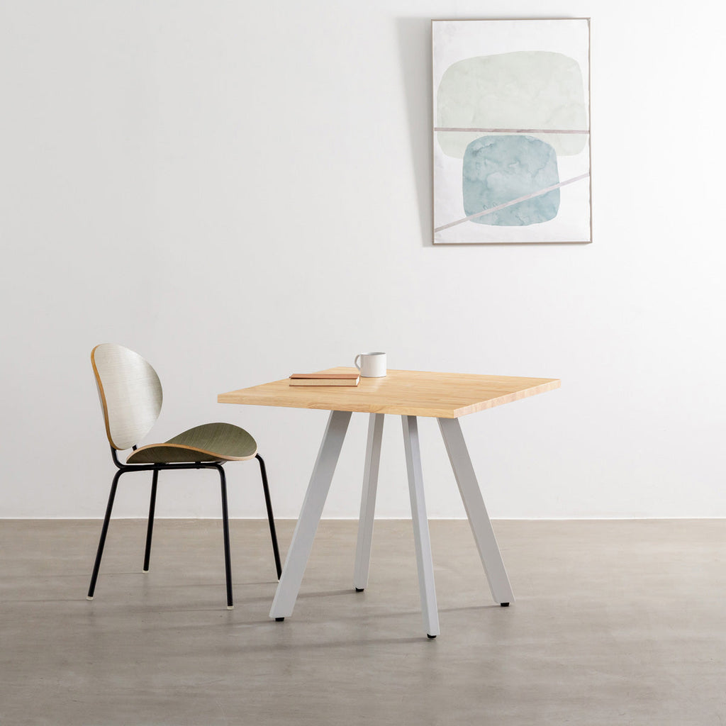 かなでもののラバーウッド材のスクエア天板Naturalとホワイトの4pinアイアン脚を組み合わせたすっきりとしたデザインのカフェテーブル（使用例2）