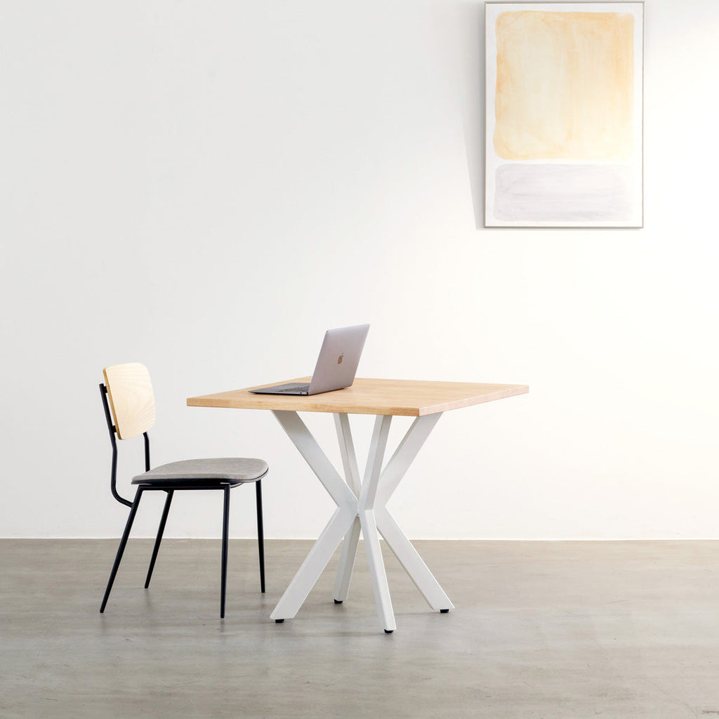 Kanademonoラバーウッドナチュラルのスクエア天板とデザイン性の高いXラインのホワイト脚を組み合わせたカフェテーブル（使用例2）