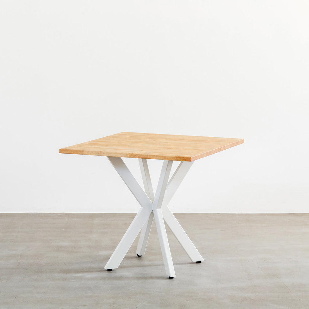 Kanademonoラバーウッドナチュラルのスクエア天板とデザイン性の高いXラインのホワイト脚を組み合わせたカフェテーブル