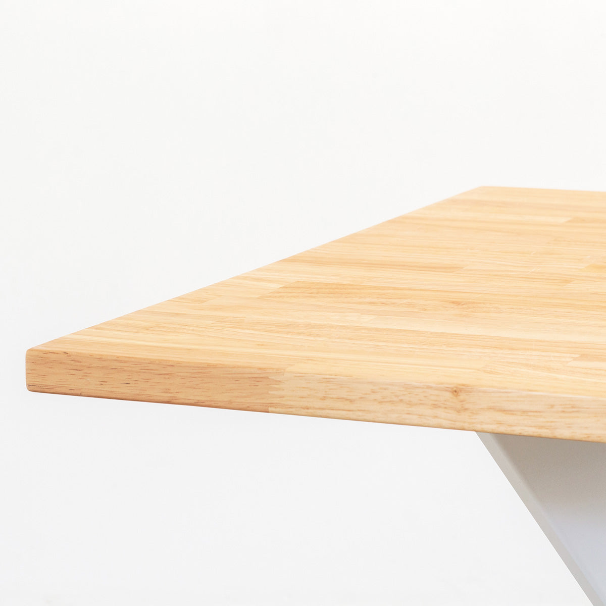 Kanademonoラバーウッドナチュラルのスクエア天板とデザイン性の高いXラインのホワイト脚を組み合わせたカフェテーブル（天板２)