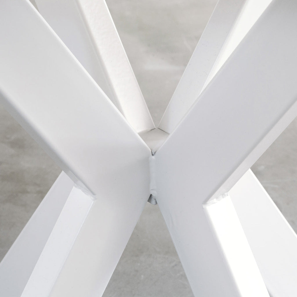 Kanademonoラバーウッドナチュラルのスクエア天板とデザイン性の高いXラインのホワイト脚を組み合わせたカフェテーブル（脚）