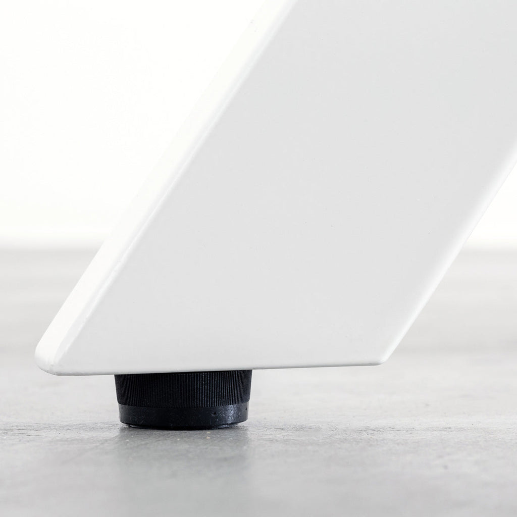 Kanademonoラバーウッドナチュラルのスクエア天板とデザイン性の高いXラインのホワイト脚を組み合わせたカフェテーブル（アジャスター）