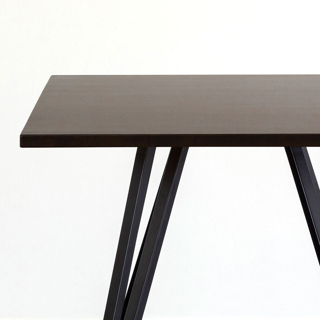 Kanademonoラバーウッド・BlackBrownのスクエア天板と三角のチューブが華やかなアイアン脚を組み合わせたカフェテーブルの天板と脚