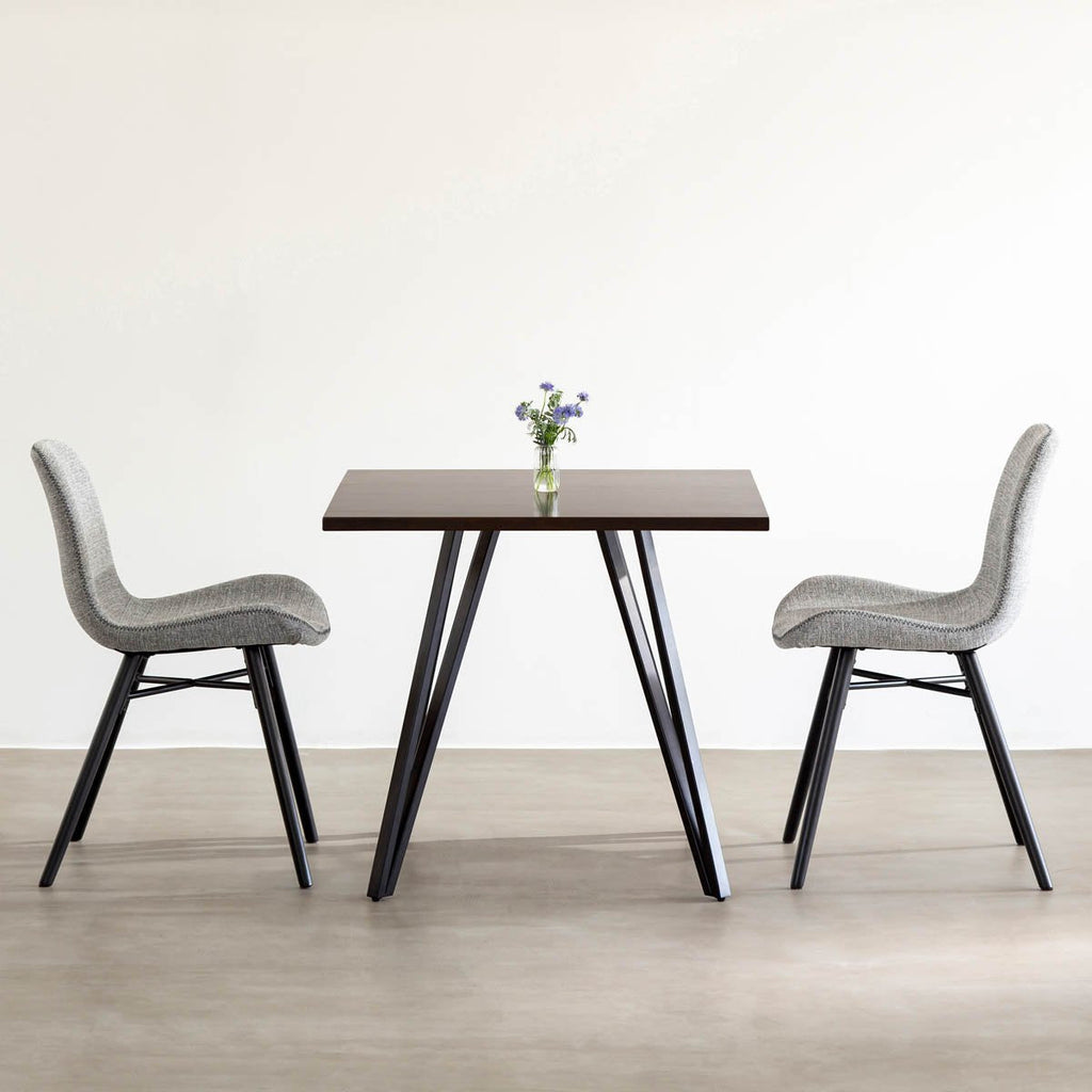 Kanademonoラバーウッド・BlackBrownのスクエア天板と三角のチューブが華やかなアイアン脚を組み合わせたカフェテーブルの使用例1