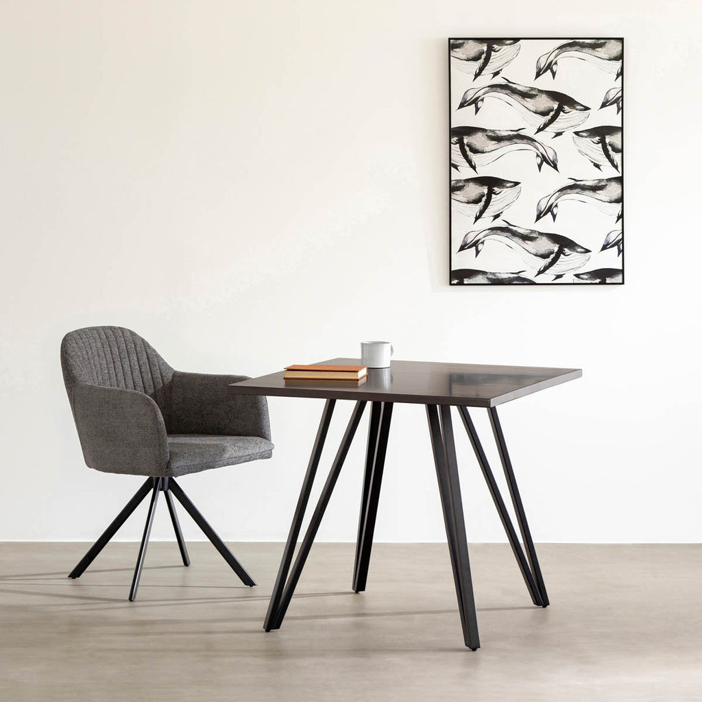 Kanademonoラバーウッド・BlackBrownのスクエア天板と三角のチューブが華やかなアイアン脚を組み合わせたカフェテーブルと椅子