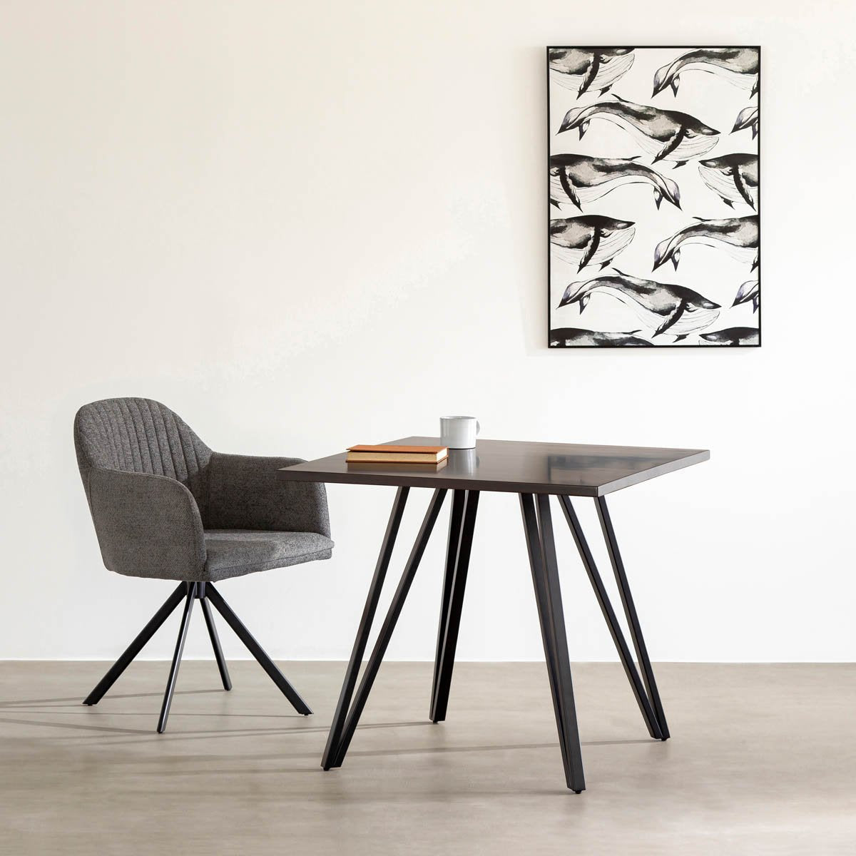 Kanademonoラバーウッド・BlackBrownのスクエア天板と三角のチューブが華やかなアイアン脚を組み合わせたカフェテーブルと椅子