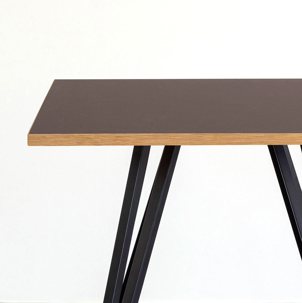 Kanademonoリノリウム・Mauveのスクエア天板と三角のチューブが華やかなアイアン脚を組み合わせたカフェテーブル（天板と脚）