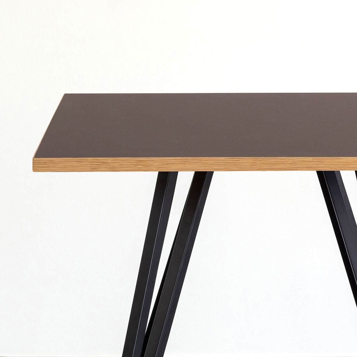 Kanademonoリノリウム・Mauveのスクエア天板と三角のチューブが華やかなアイアン脚を組み合わせたカフェテーブル（天板と脚）