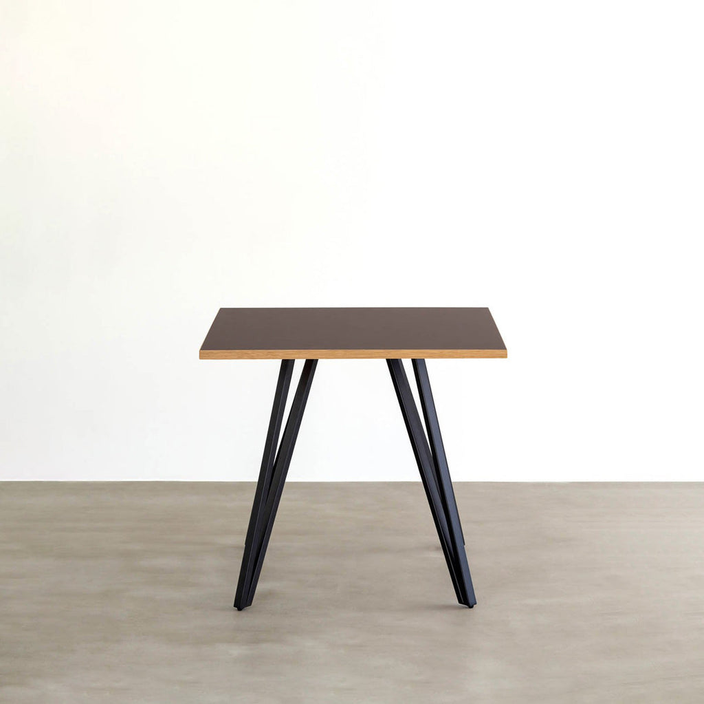 KANADEMONOのリノリウム・Mauveのスクエア天板と三角のチューブが華やかなアイアン脚を組み合わせたカフェテーブル（正面）