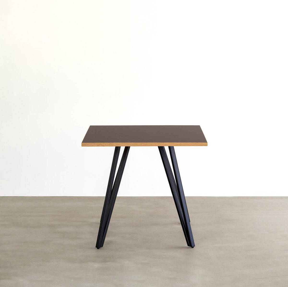 KANADEMONOのリノリウム・Mauveのスクエア天板と三角のチューブが華やかなアイアン脚を組み合わせたカフェテーブル（正面）