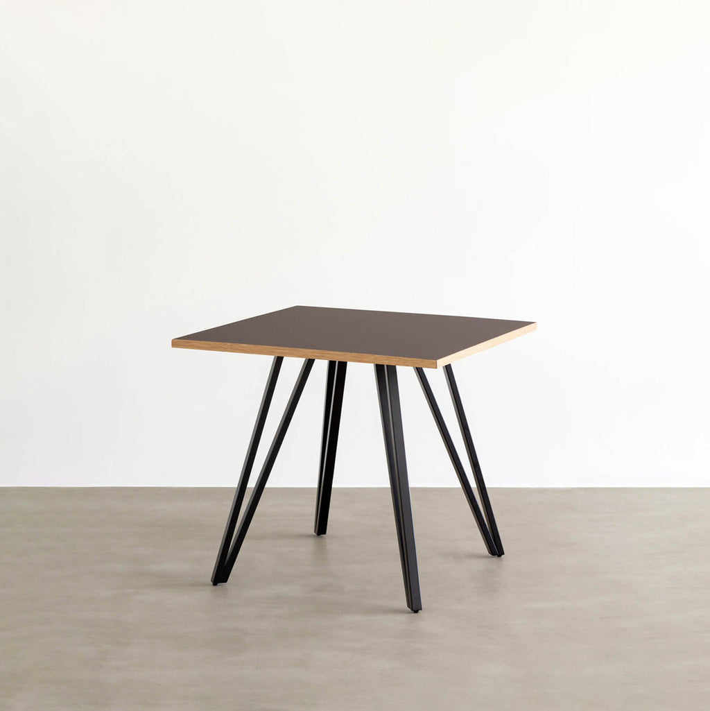 KANADEMONOのリノリウム・Mauveのスクエア天板と三角のチューブが華やかなアイアン脚を組み合わせたカフェテーブル2