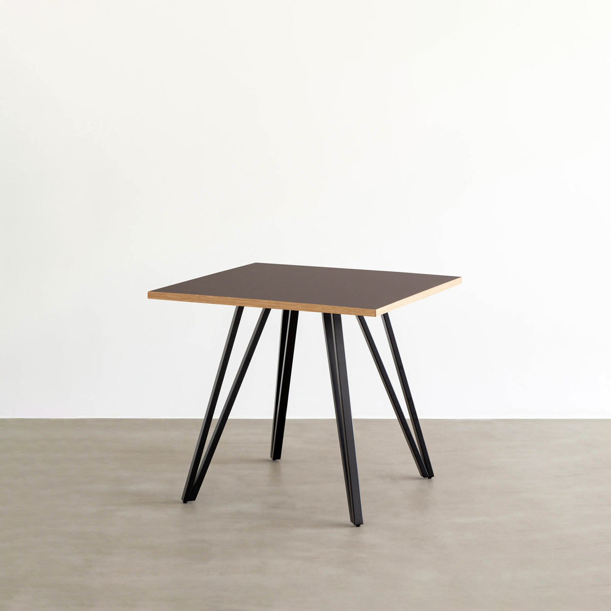 KANADEMONOのリノリウム・Mauveのスクエア天板と三角のチューブが華やかなアイアン脚を組み合わせたカフェテーブル2