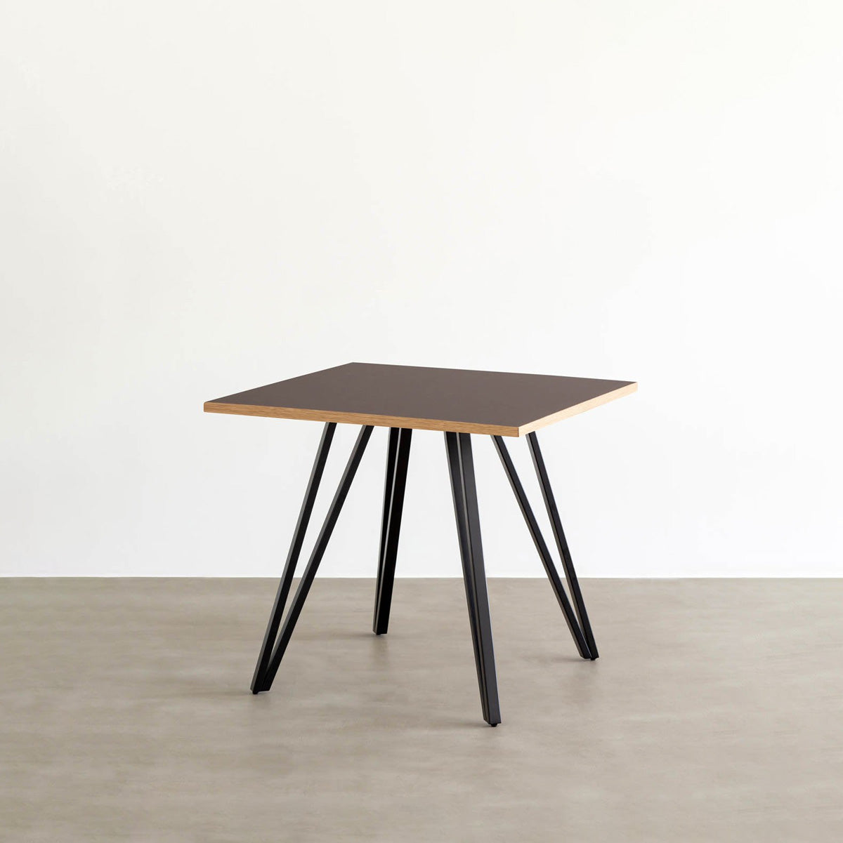 KANADEMONOのリノリウム・Mauveのスクエア天板と三角のチューブが華やかなアイアン脚を組み合わせたカフェテーブル