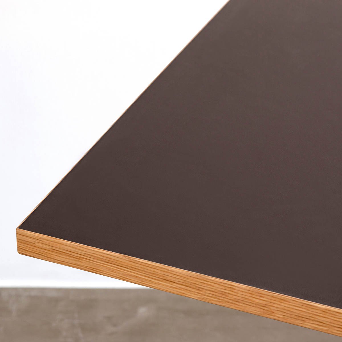 Kanademonoリノリウム・Mauveのスクエア天板と三角のチューブが華やかなアイアン脚を組み合わせたカフェテーブルの天板1