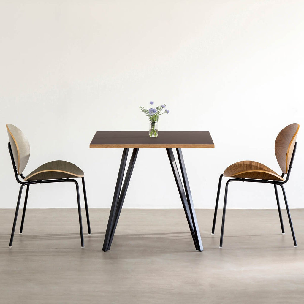 Kanademonoリノリウム・Mauveのスクエア天板と三角のチューブが華やかなアイアン脚を組み合わせたカフェテーブルの使用例1