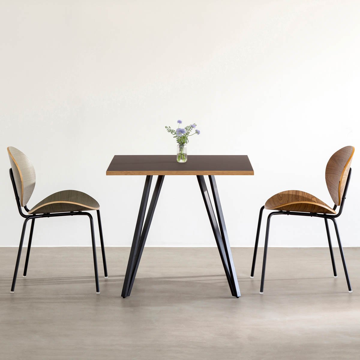 Kanademonoリノリウム・Mauveのスクエア天板と三角のチューブが華やかなアイアン脚を組み合わせたカフェテーブルの使用例1