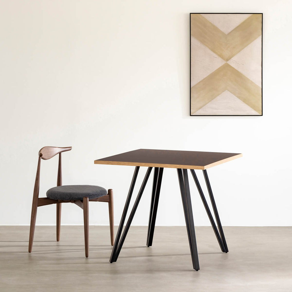 Kanademonoリノリウム・Mauveのスクエア天板と三角のチューブが華やかなアイアン脚を組み合わせたカフェテーブルと椅子