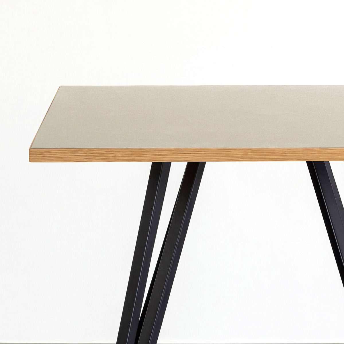 Kanademonoリノリウム・Mushroomのスクエア天板と三角のチューブが華やかなアイアン脚を組み合わせたカフェテーブル（天板と脚）