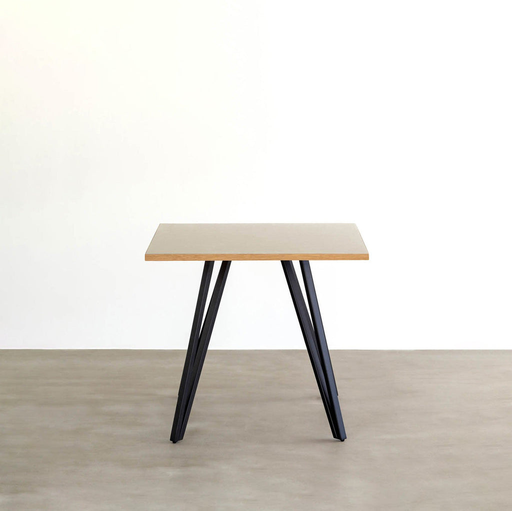 KANADEMONOのリノリウム・Mushroomのスクエア天板と三角のチューブが華やかなアイアン脚を組み合わせたカフェテーブル（正面）