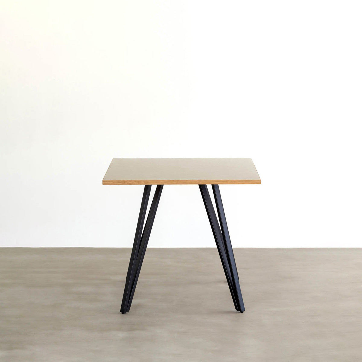 KANADEMONOのリノリウム・Mushroomのスクエア天板と三角のチューブが華やかなアイアン脚を組み合わせたカフェテーブル（正面）