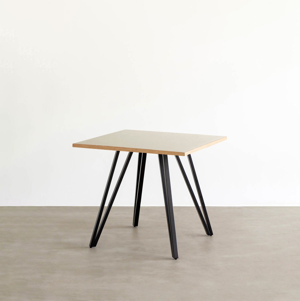 KANADEMONOのリノリウム・Mushroomのスクエア天板と三角のチューブが華やかなアイアン脚を組み合わせたカフェテーブル