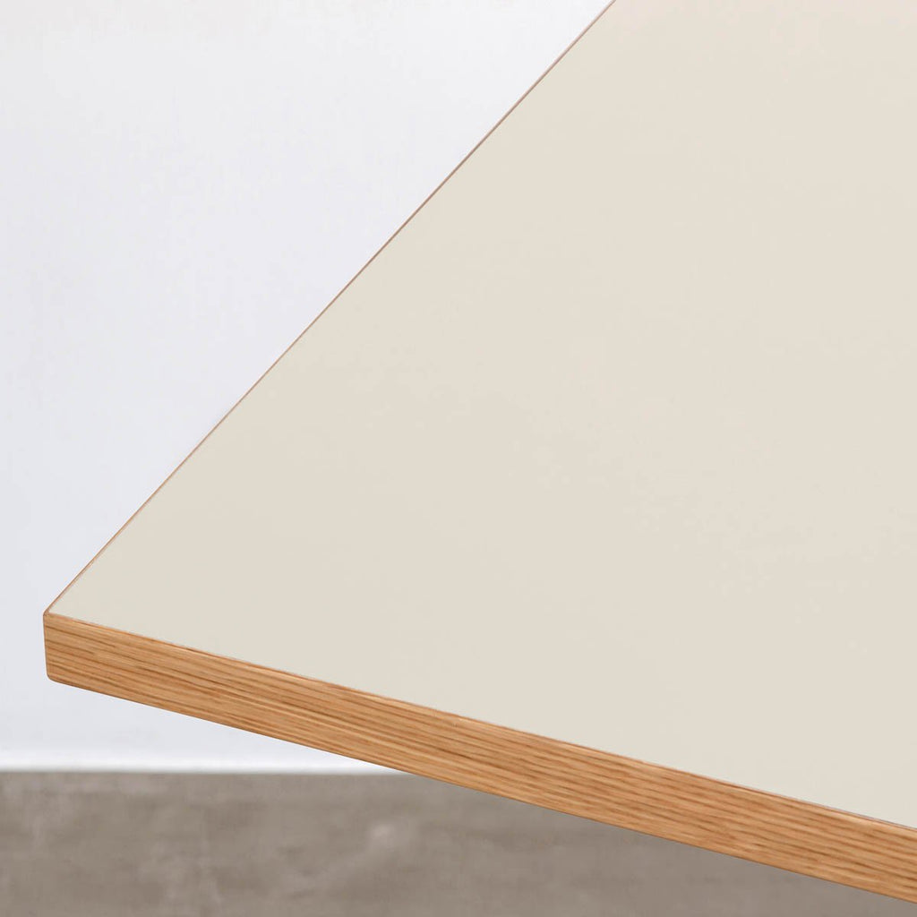 Kanademonoリノリウム・Mushroomのスクエア天板と三角のチューブが華やかなアイアン脚を組み合わせたカフェテーブルの天板1