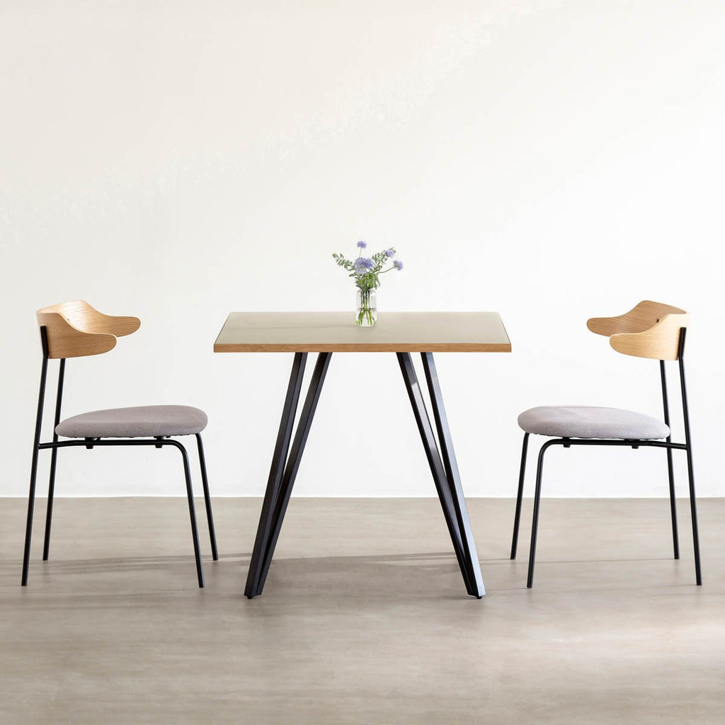 Kanademonoリノリウム・Mushroomのスクエア天板と三角のチューブが華やかなアイアン脚を組み合わせたカフェテーブルの使用例1