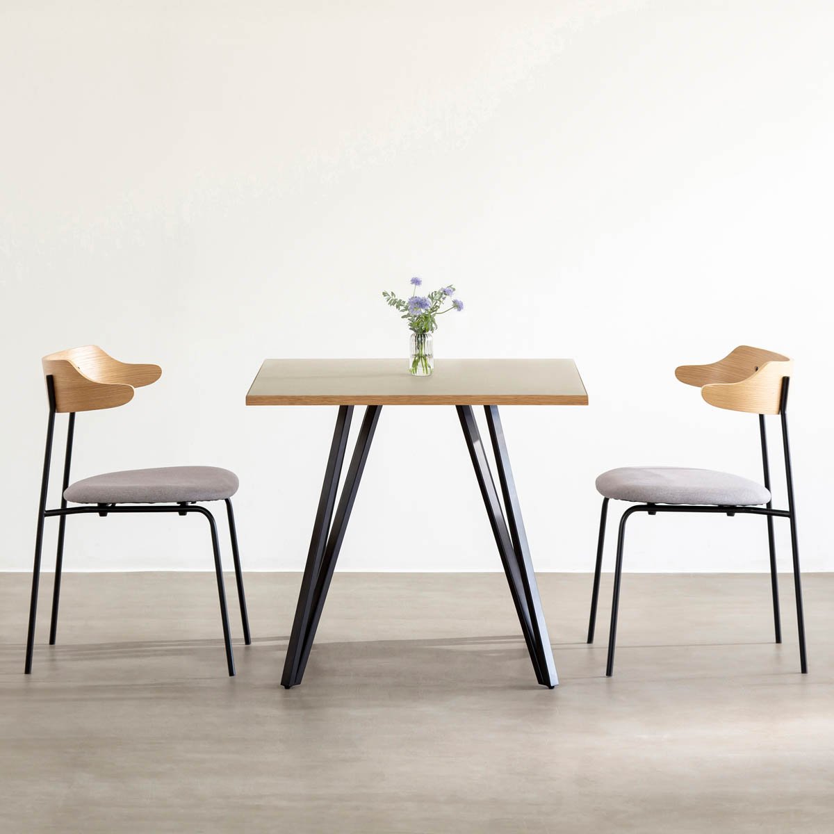 Kanademonoリノリウム・Mushroomのスクエア天板と三角のチューブが華やかなアイアン脚を組み合わせたカフェテーブルの使用例1