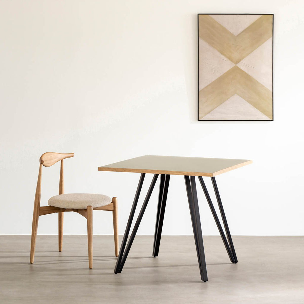 Kanademonoリノリウム・Mushroomのスクエア天板と三角のチューブが華やかなアイアン脚を組み合わせたカフェテーブルと椅子