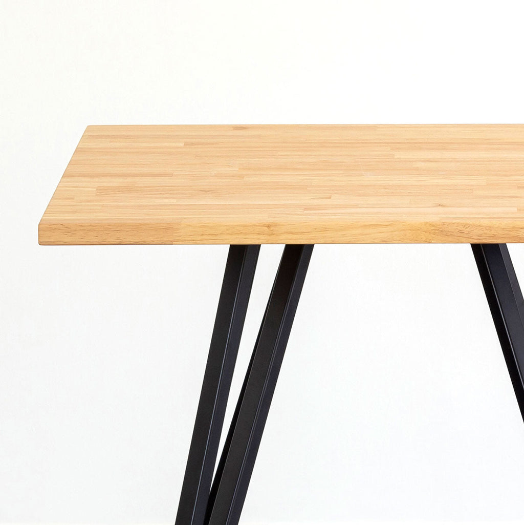 KANADEMONOのラバーウッド・ナチュラルのスクエア天板と三角のチューブが華やかなアイアン脚を組み合わせたカフェテーブル（天板と脚）