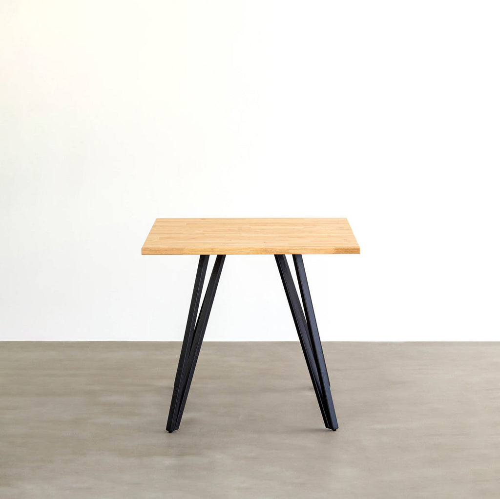 KANADEMONOのラバーウッド・ナチュラルのスクエア天板と三角のチューブが華やかなアイアン脚を組み合わせたカフェテーブル（正面）