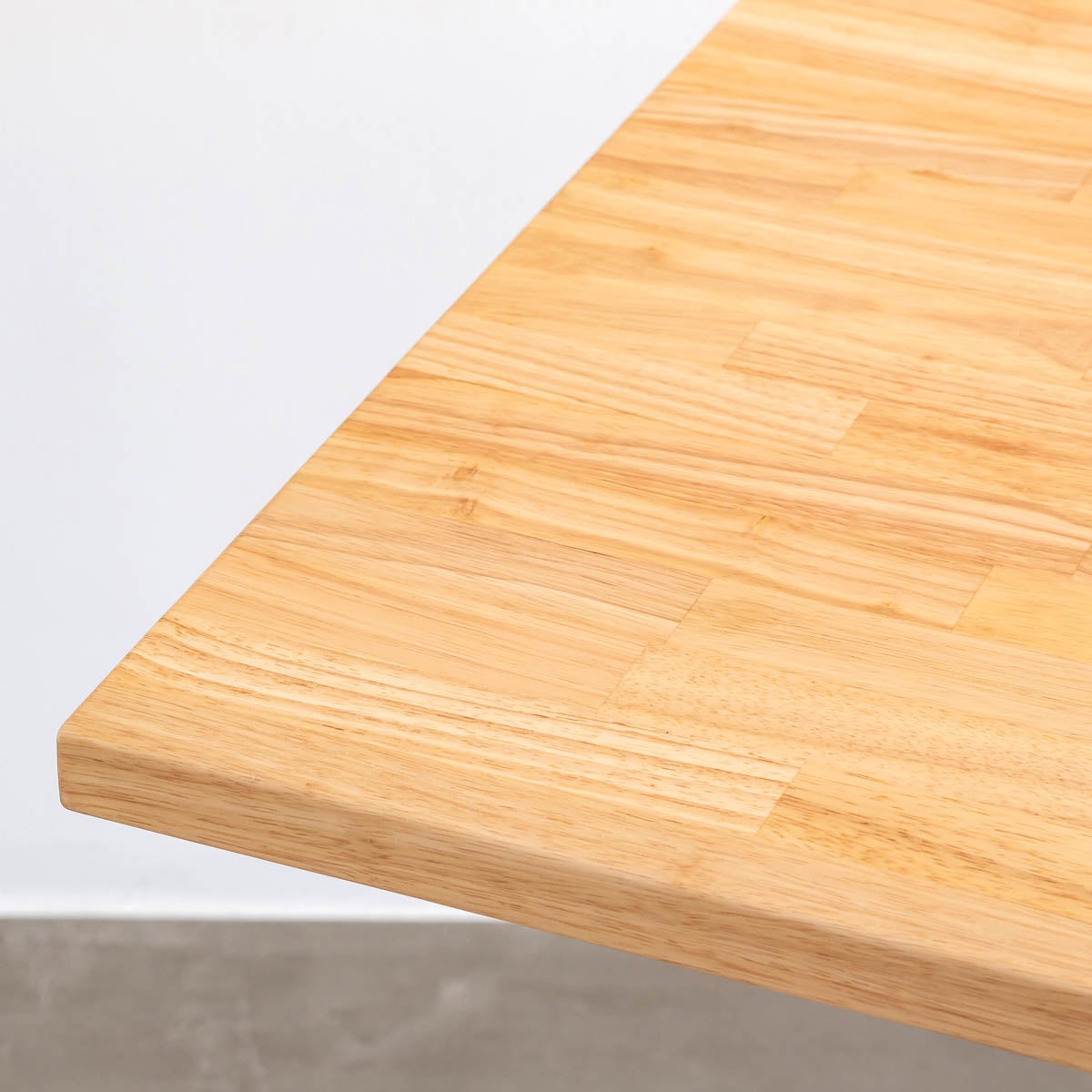 Kanademonoのラバーウッドナチュラル天板とトライアングルホワイト脚4本を組み合わせたスクエア型のカフェテーブル（天板1）