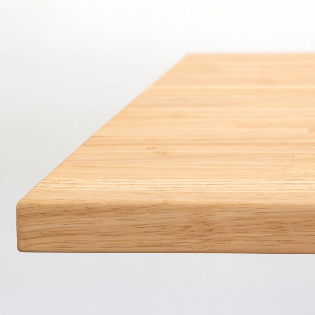 Kanademonoのラバーウッドナチュラル天板とトライアングルホワイト脚4本を組み合わせたスクエア型のカフェテーブル（天板2）