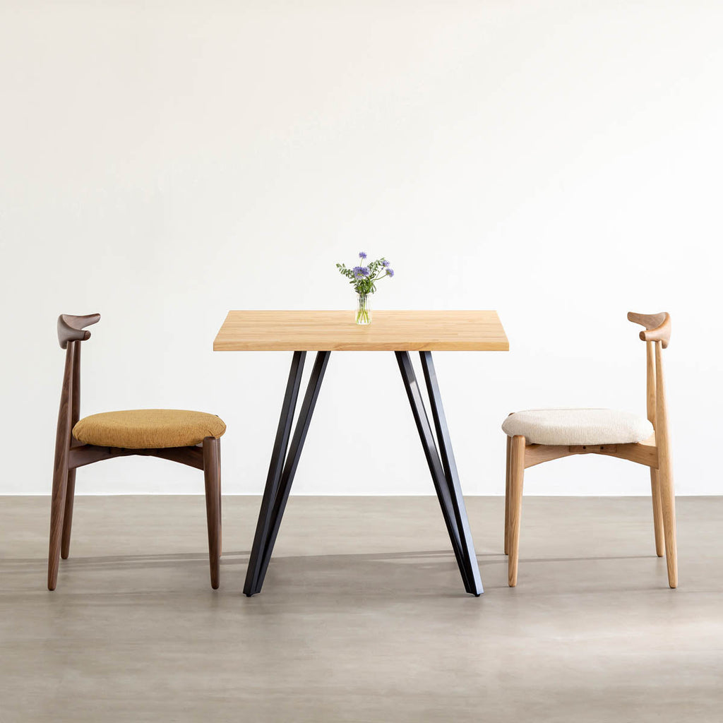 Kanademonoラバーウッド・ナチュラルのスクエア天板と三角のチューブが華やかなアイアン脚を組み合わせたカフェテーブルの使用例1