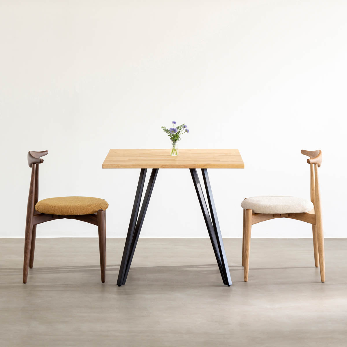 Kanademonoラバーウッド・ナチュラルのスクエア天板と三角のチューブが華やかなアイアン脚を組み合わせたカフェテーブルの使用例1