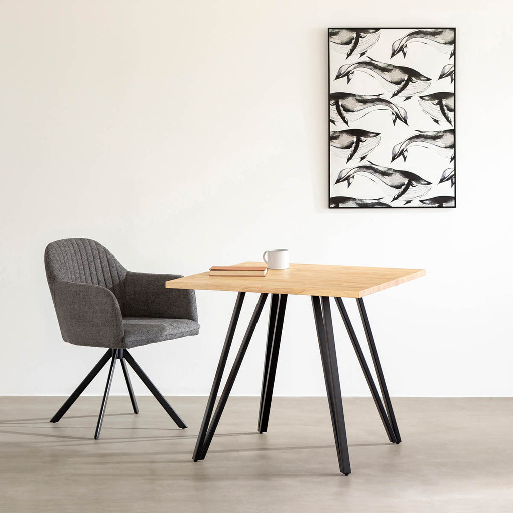 Kanademonoラバーウッド・ナチュラルのスクエア天板と三角のチューブが華やかなアイアン脚を組み合わせたカフェテーブルの使用例2