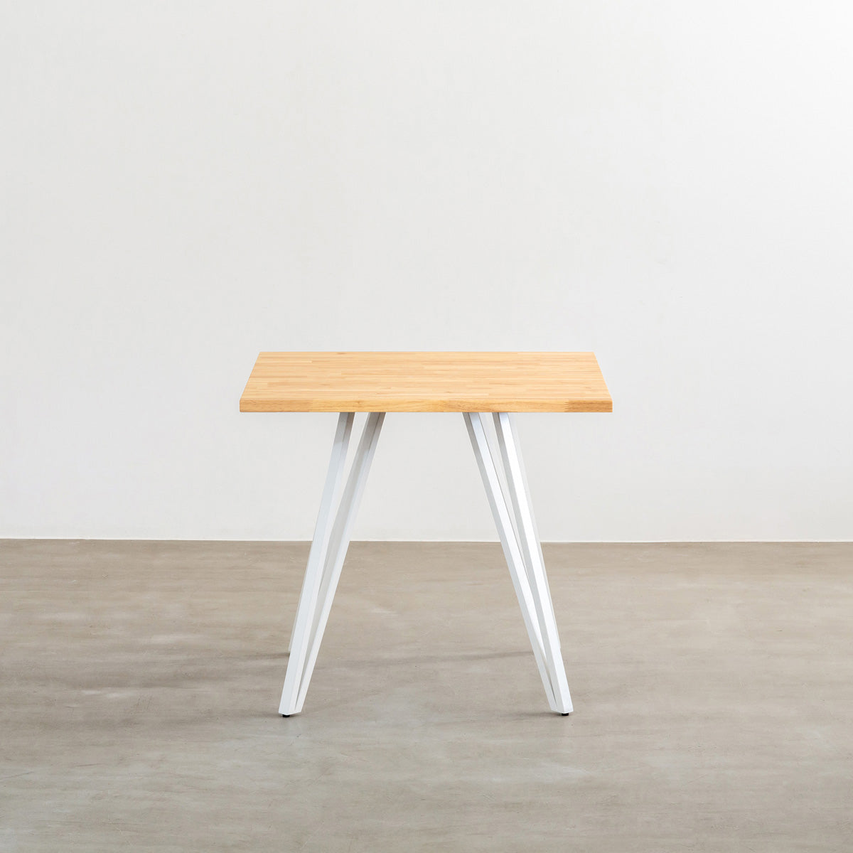 Kanademonoのラバーウッドナチュラル天板とトライアングルホワイト脚4本を組み合わせたスクエア型のカフェテーブル（正面）